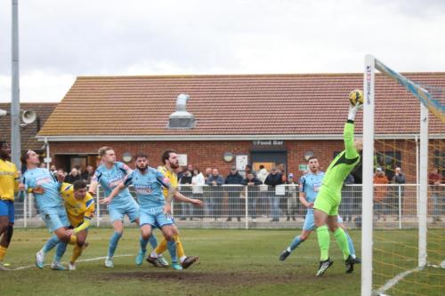 IMG 4941-Bobby-Mason-pushes-a-header-from-Sam-youngs-over-the-bar