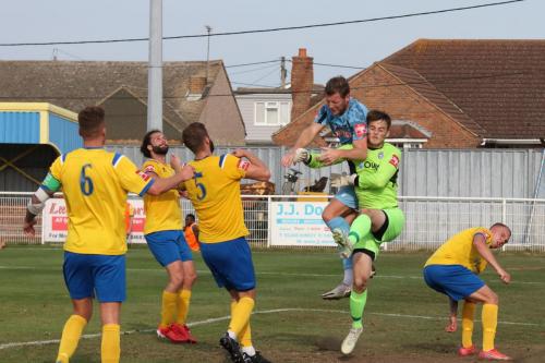 IMG 7712-Adam-Cunnington-challenges-Canvey-keeper-Rhys-Byrne