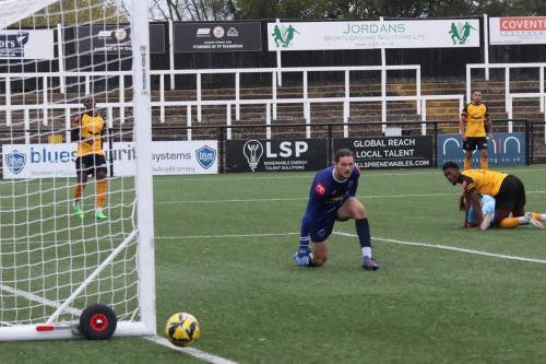 IMG 9850-Sam-Youngs-shot-rolls-just-wide