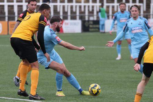 IMG 9867-Jake-Cass-lays-the-ball-off