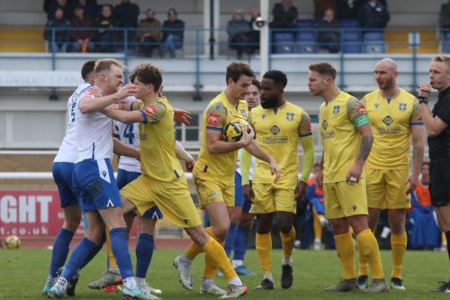 IMG 1986-The-match-arguably-turned-on-this-confrontation-between-Lewis-Knight-James-Richmond-and-Harry-Beadle-who-were-all-sent-off.
