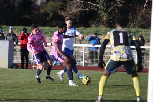 IMG 5477-Sinnkaye-Christie-prevents-Lewis-Taffe-from-shootong