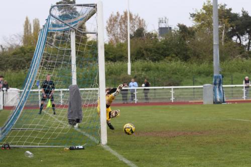 IMG 9588-Aveleys-Jonathan-North-guesses-wrongly-and-is-beaten-by-Sam-Youngs-from-the-penalty-spot