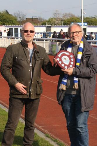 IMG 9686-Ian-Hamilton-R-receives-the-Club-Person-of-the-Year-award