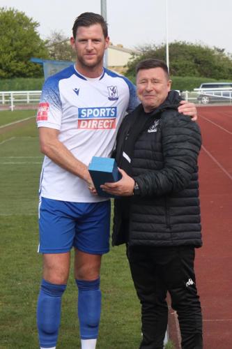 IMG 9696-Adam-Cunnington-receives-the-Managers-Player-of-the-Year-from-Andy-Leese