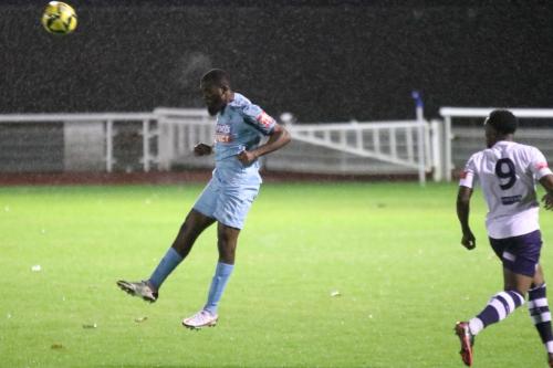 IMG 8501-Juevan-Spencer-heads-clear-from-Elijah-Simpson