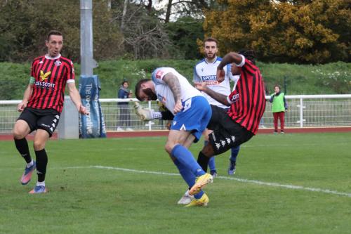 IMG 9540-Enfields-Jake-Cass-challenges-with-his-head-while-Marcel-Elva-Fountaine-uses-his-foot