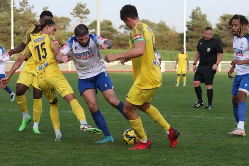 IMG 0462-Jake-Cass-challenged-by-Che-Krabbendam-15-and-Laurence-Harvey