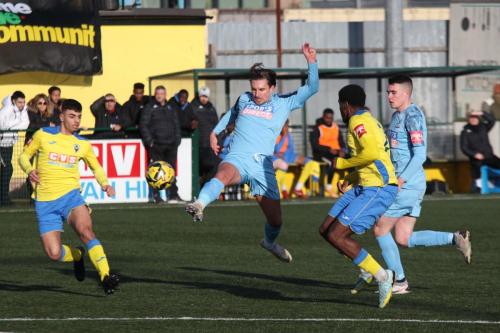 IMG 2322-Sam-Youngs-shoots-from-just-outside-the-bix