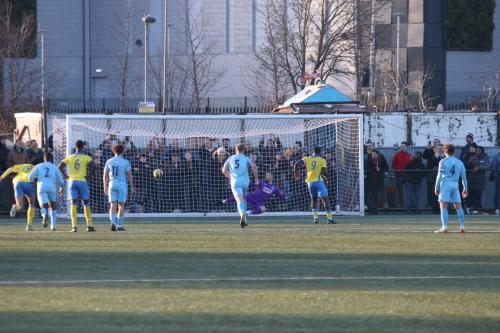 IMG 2533-Olu-Durojaiye-9-beats-Nathan-McDonald-from-the-penalty-spot-in-the-closing-minutes.-A-scuffle-ensued-resulting-in-a-yellow-card-for-McDonald-and-red-for-Durojaiye.