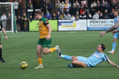 IMG 8326-Charlie-Hester-Cook-evades-an-attempted-tackle-from-Sam-Youngs