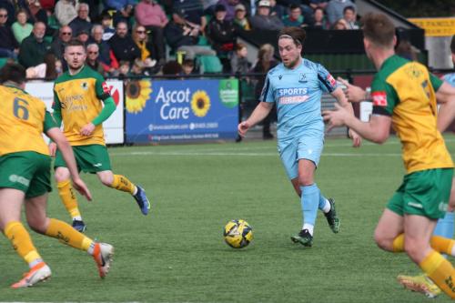 IMG 8414-Lewis-Taaffe-runs-at-the-defence