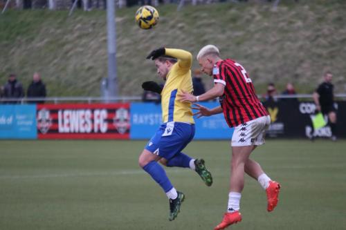 IMG 6341-Archie-Tamplin-heads-clear-from-Lewis-Taaffe