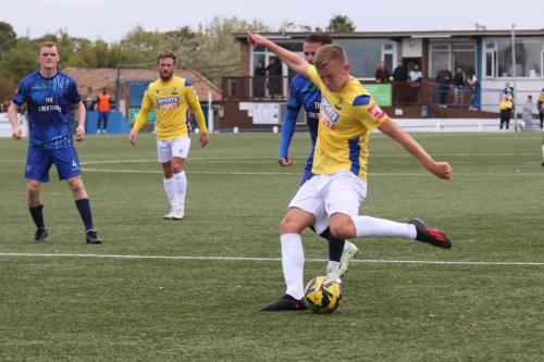 IMG 8088-Joe-Payne-makes-the-score-2-2