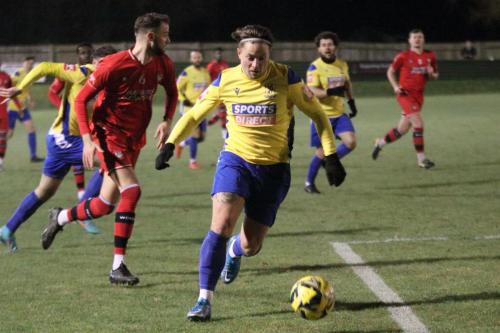 IMG 3792-Lewis-Taaffe-breaks-clear-of-James-Gurteen