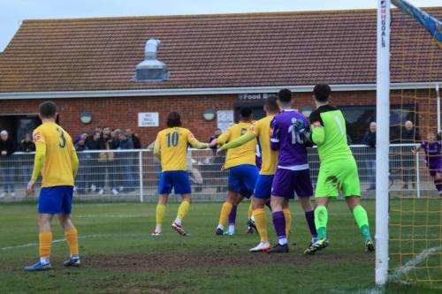 IMG 8084-Enfields-Joe-Payne-launches-a-long-throw