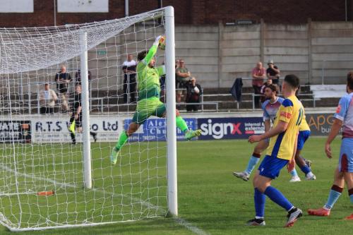 IMG 2166-Cheshams-Zaki-Oualah-catches-a-cross