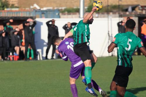 IMG 2674-Cray-Valleys-Arthur-Lee-heads-clear-from-Marcus-Wyllie