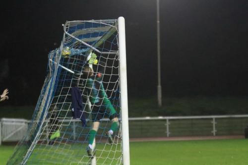 IMG 5748-A-looping-miscue-from-Leo-Donnellan-briefly-worries-Regent-keeper-Lewis-Greene