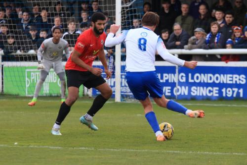 IMG 9424-Sam-Youngs-plays-the-ball-past-Jake-Elliott