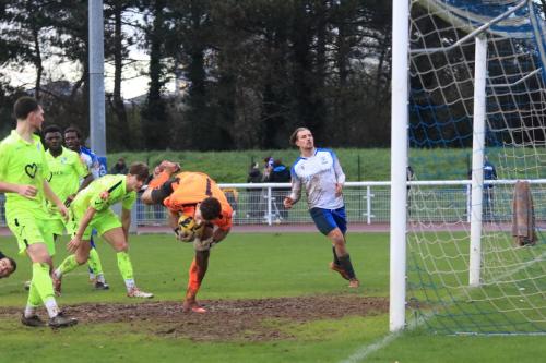 IMG 9200-Ben-Goode-saves-a-header-from-Enfields-Taylor-McKenzie