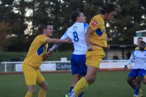 IMG 3795-Charlie-Edwards-R-heads-clear-from-Sam-Youngs