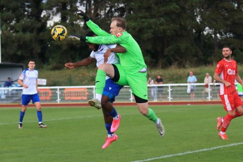 IMG 1544-Callum-Robinson-punches-clear-from-Reece-Beckles-Richards