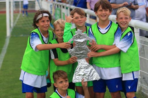 IMG 1622-Ballboys-from-the-Enfield-youth-teams-pose-with-the-traditional-tin-foil-cup
