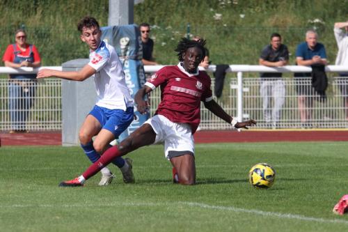 IMG 0669-Sami-Bessadi-crosses-past-the-challenge-of-Valckx-Fernandes