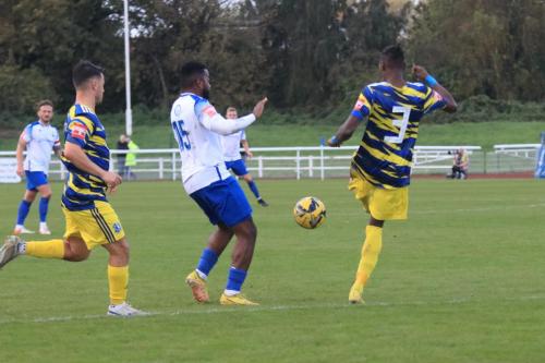 IMG 3083-Nathan-Smith-R-clears-from-Reece-Beckles-Richards