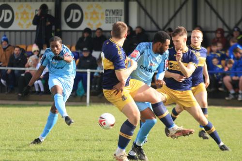 IMG 1456-Obi-Onyeagwara-shoots-through-a-crowded-box