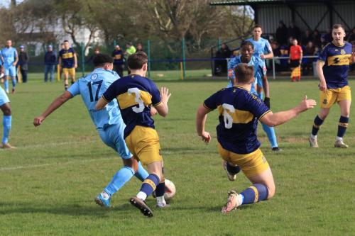 IMG 1494-Dylan-Adjei-Hersey-L-is-closed-down-by-the-Major-defence