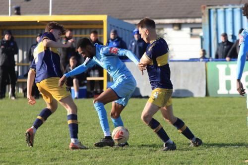 IMG 1622-Enfields-Jonathan-Hippolyte-tries-to-evade-two-defenders