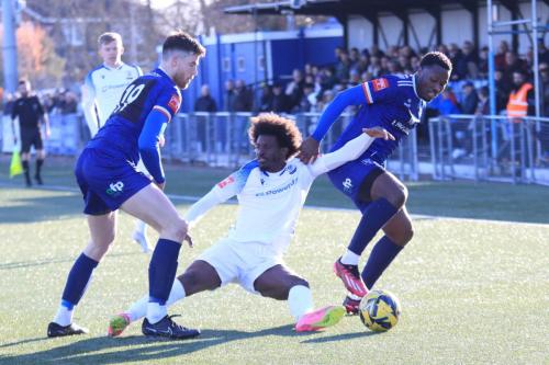 IMG 0741-Herson-Alves-challenged-by-Lewis-Knight-L-and-Mo-Kamara