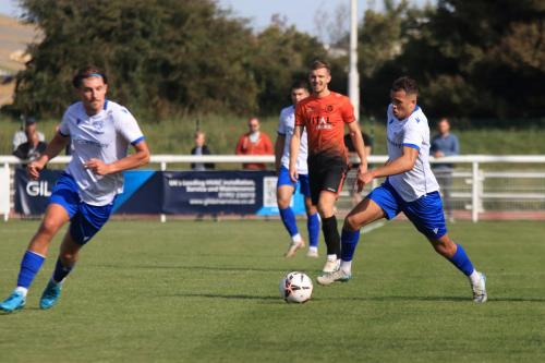 IMG 3982-Sam-Youngs-L-runs-in-support-of-Lennon-Peake