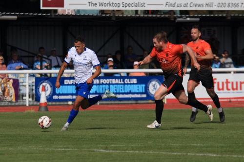 IMG 3988-Lennon-Peake-breaks-clear-of-the-defence