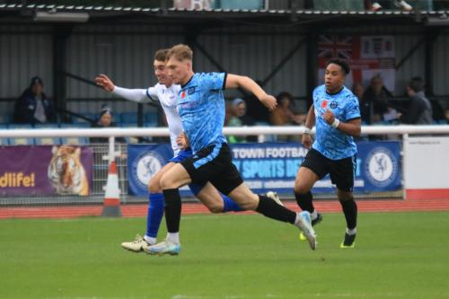 IMG 5118-Billy-Leonard-L-and-Josh-Sommerton-tussle-for-possesion