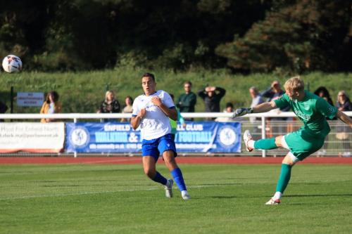 IMG 4448-Will-Buse-clears-from-Lennon-Peake