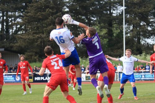 IMG 0028-Henry-Hawkins-wins-the-header-but-hits-the-bar