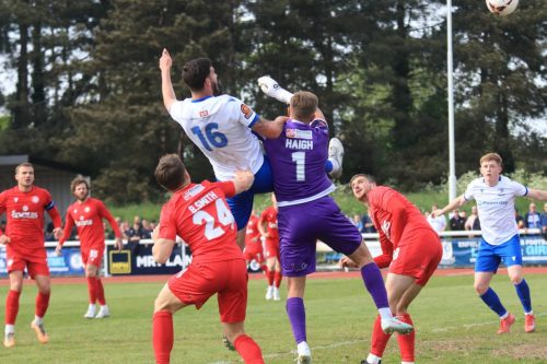 IMG 0029-Henry-Hawkins-wins-the-header-but-hits-the-bar