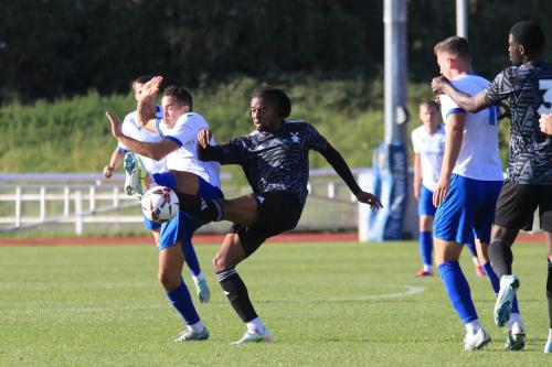 IMG 4599-Lennon-Peake-L-blocks-a-clearance-from-Ikeche-Eze