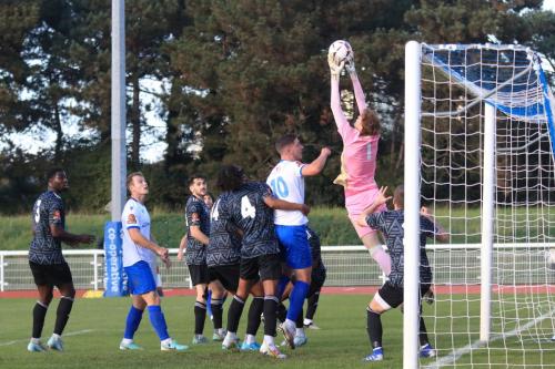 IMG 4734-Aveley-keeper-Carey-Bloedorn-catches-a-looping-shot