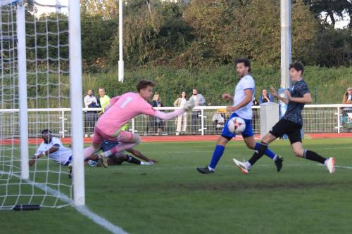 IMG 4779-John-Oyenugas-cross-fronm-the-right-beats-everyone