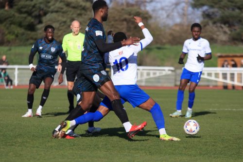 IMG 4574-Christian-Maghoma-L-challenges-Lamar-Reynolds