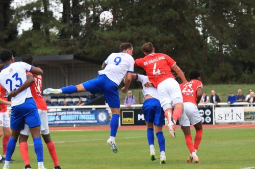 IMG 0317-Will-De-Havilland-heads-clear-from-Tommy-Wood