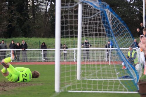 IMG 4009-Nino-Adom-Malakis-long-range-shot-gives-Enfield-the-lead