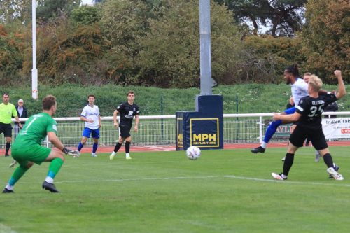 IMG 1394-Dan-Ellison-just-beats-Lamar-Reynolds-to-the-ball