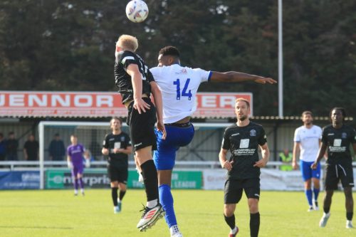 IMG 1597-Dan-Ellison-L-heads-clear-from-Bayley-Brown