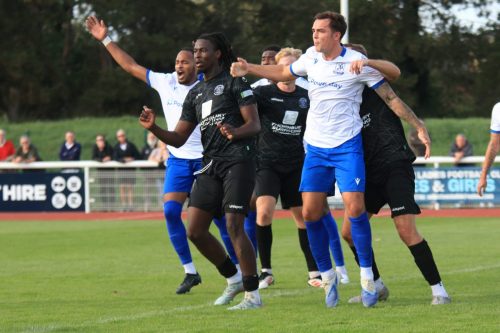 IMG 1607-The-players-wait-for-a-long-throw