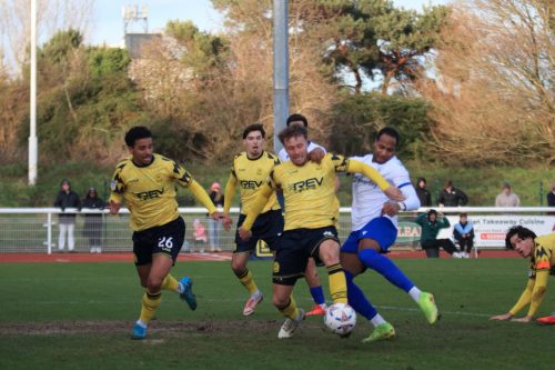 IMG 3806-Jordan-Dyer-clears-before-Lamar-Reynolds-can-shoot